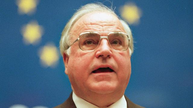 Helmut Kohl au Conseil de l'Europe en 1993. [AFP - JEAN-PHILIPPE KSIAZEK]