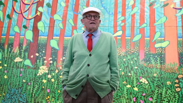 Le peintre britannique David Hockney pose devant une de ses oeuvres au Centre Pompidou le 26 septembre 2017. [AFP - Stéphane de Sakutin]