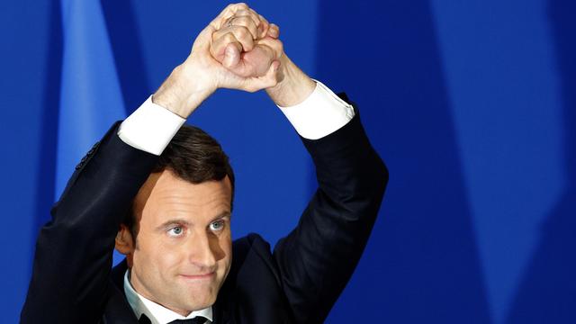 Emmanuel Macron célèbre devant ses partisans sa qualification au deuxième tour de la présidentielle. [Keystone - Christophe Ena]