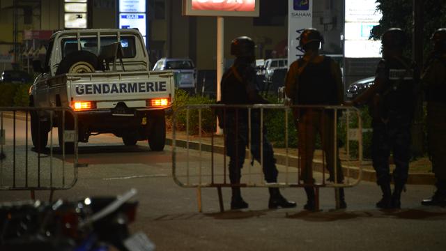 Les forces de l'ordre patrouillent dans les rues de Ouagadougou après l'attaque, ce dimanche soir 13 août 2017. [Ahmed OUOBA / AFP]