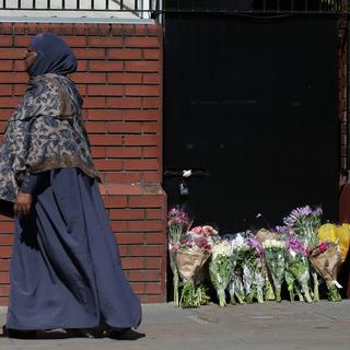 Les premiers hommages devant la mosquée de Finsbury Park. [afp - Daniel Leal-Olivas]
