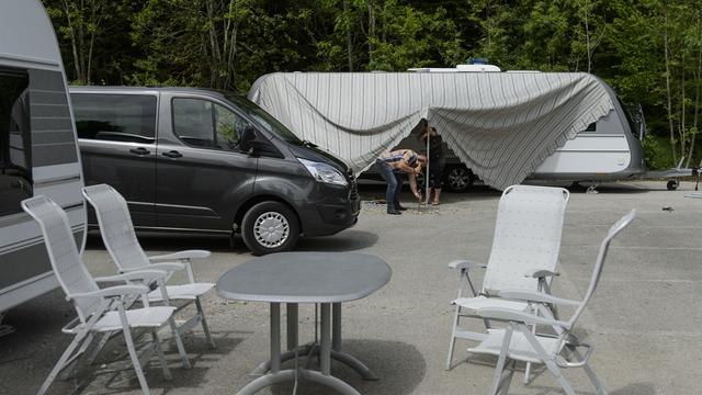 Yéniches sur une place au Chalet-à-Gobet, au-dessus de Lausanne, en 2015. [Keystone - Jean-Christophe Bott]