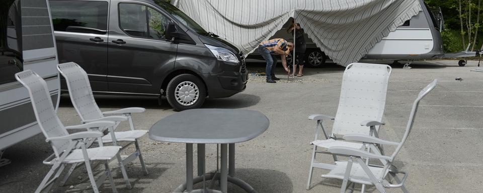 Yéniches sur une place au Chalet-à-Gobet, au-dessus de Lausanne, en 2015. [Keystone - Jean-Christophe Bott]