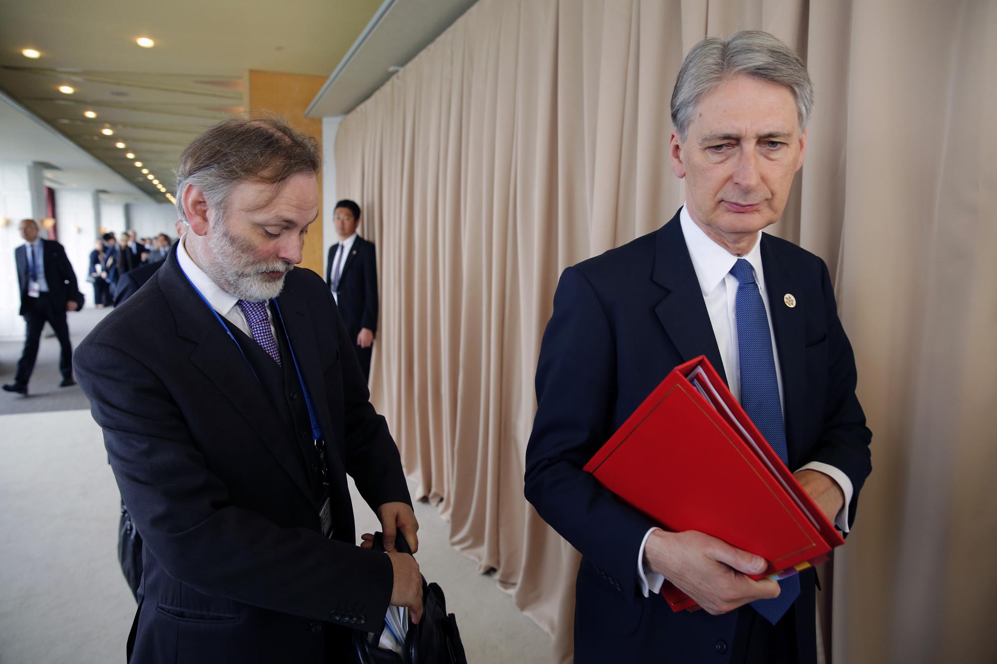 Tim Barrow, à gauche, aux côtés de l'ancien ministre des Affaires étrangères britannique Philip Hammond, en avril 2016. [AFP - JONATHAN ERNST]