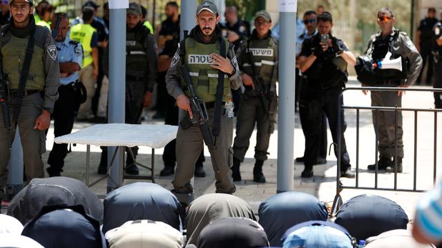 La prière musulmane de midi a été organisée à l'extérieur, les fidèles refusant d'entrer sur l'esplanade des Mosquées à travers des détecteurs de métaux. [Reuters - Ronen Zvulun]