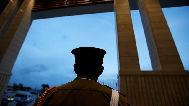 Un soldat laotien monte la garde lors d'un sommet à Vientiane, en septembre 2016 (photo d'illustration). [Reuters - Jorge Silva]