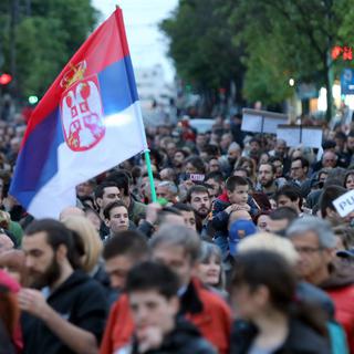 Plusieurs milliers de personnes - principalement des étudiants - se sont rassemblées à Belgrade pour dénoncer l'élection du nouveau président serbe. [Keystone - Koca Sulejmanovic - EPA]