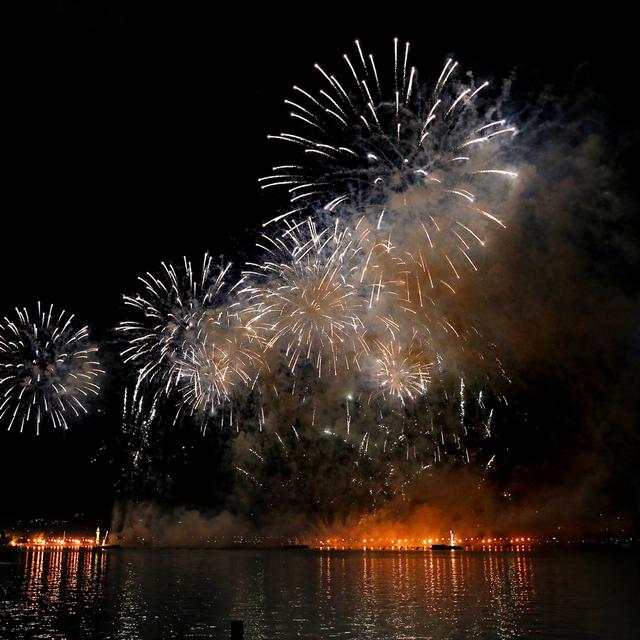 Feu d'artifice sur le lac lors des Fêtes de Genève 2017. [Keystone - Magali Girardin]