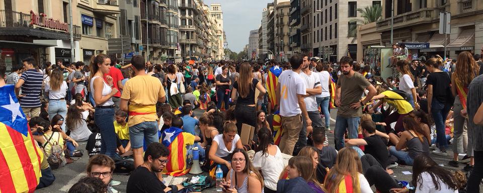 La Catalogne est en grève générale mardi pour défendre ses droits et dénoncer les violences qui ont émaillé le vote de dimanche. [RTS - Cédric Guigon]