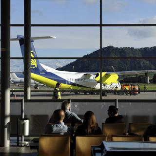 Un appareil de la compagnie Skywork sur le tarmac de l'aéroport de Berne-Belp. [Keystone - Peter Klaunzer]