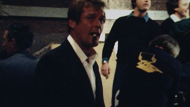 Roger Moore en 1979 sur le tournage de Moonraker. [RTS]
