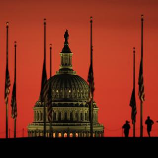 Des drapeaux en berne devant le Capitole des États-Unis à Washington, rendant hommage aux victimes de la tuerie de Las Vegas. [AP/Keystone - Manuel Balce Ceneta]