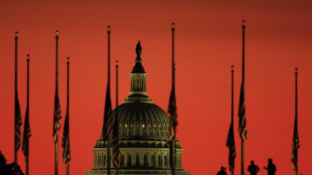 Des drapeaux en berne devant le Capitole des États-Unis à Washington, rendant hommage aux victimes de la tuerie de Las Vegas. [AP/Keystone - Manuel Balce Ceneta]