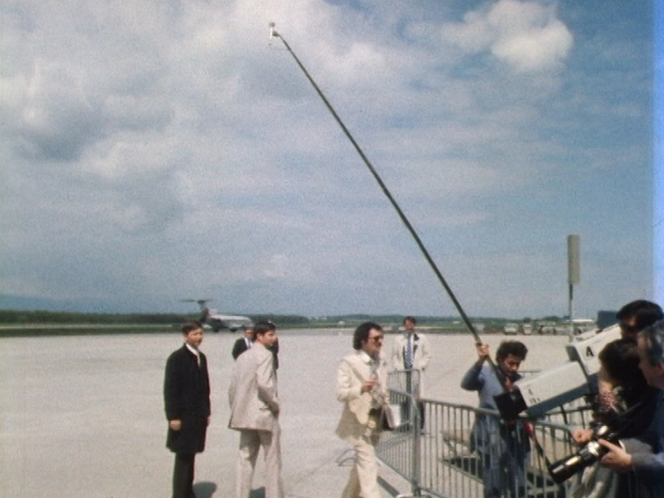 Journalistes sur le tarmac de l'aéroport de Genève en 1977. [RTS]