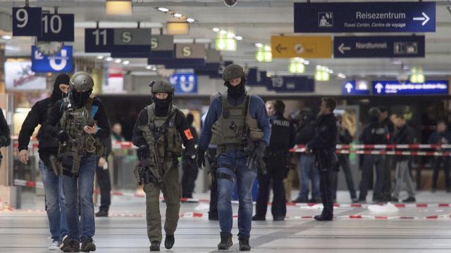 Des forces spéciales sont intervenues après l'attaque à la gare de Düsseldorf. [Keystone - Federico Gambarini]