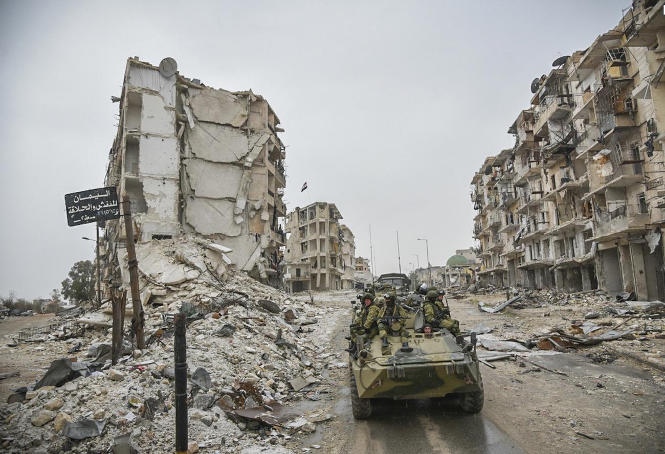 Un char russe dans les rues en ruines d'Alep peu avant la fin de la guerre civile. [Russian Defense Ministry Press Service/Keystone]