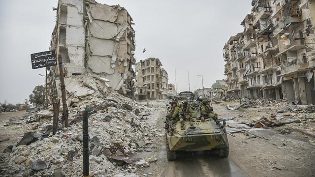 Un char russe dans les rues en ruines d'Alep peu avant la fin de la guerre civile. [Russian Defense Ministry Press Service/Keystone]