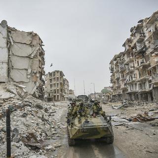 Un char russe dans les rues en ruines d'Alep peu avant la fin de la guerre civile. [Russian Defense Ministry Press Service/Keystone]