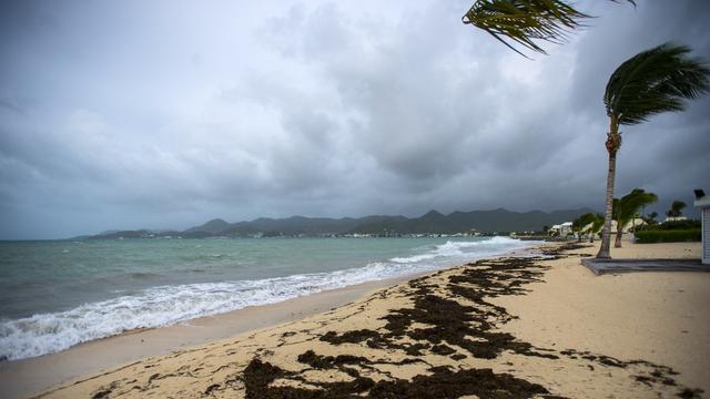 Saint-Martin se prépare à l'arrivée d'Irma. [AFP - Lionel Chamoiseau]