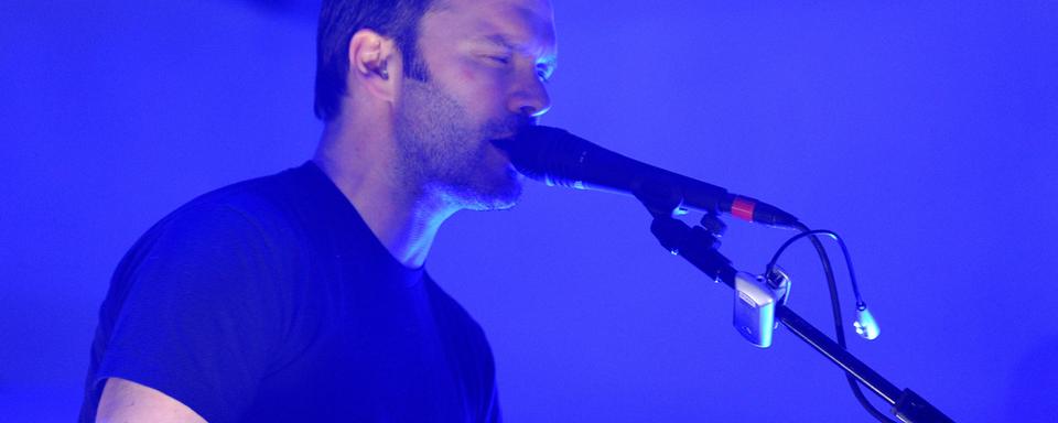 Nigel Godrich sur scène, au festival Coachella en 2010. [Getty Images North America/AFP - Michael Buckner]