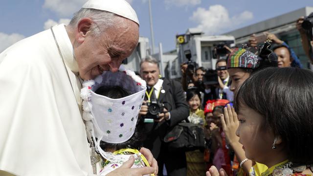 Le Pape François est accueilli par des enfants à l'aéroport de Yangon, en Birmanie, ce lundi. [AP Photo / Keystone - Andrew Medichin]