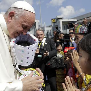 Le Pape François est accueilli par des enfants à l'aéroport de Yangon, en Birmanie, ce lundi. [AP Photo / Keystone - Andrew Medichin]