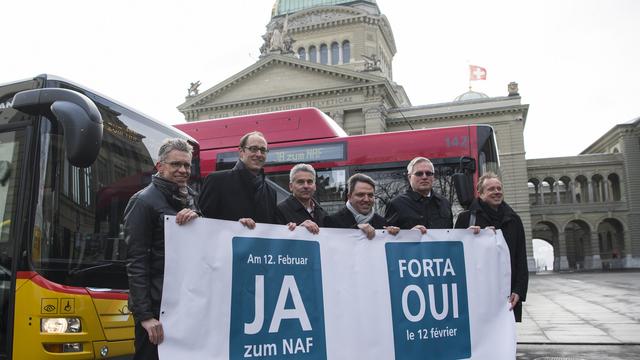 Plusieurs représentants des entreprises de transports publics étaient à Berne mercredi pour soutenir le fonds routier FORTA. [keystone - Peter Schneider]