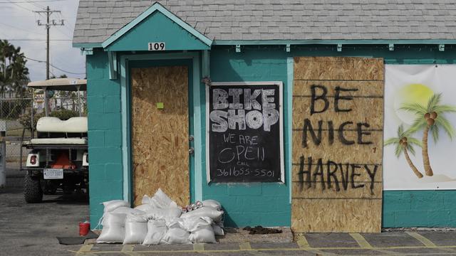 "Sois gentil Harvey", peut-on lire sur la façade de ce commerce de Porta Aransas, au Texas.