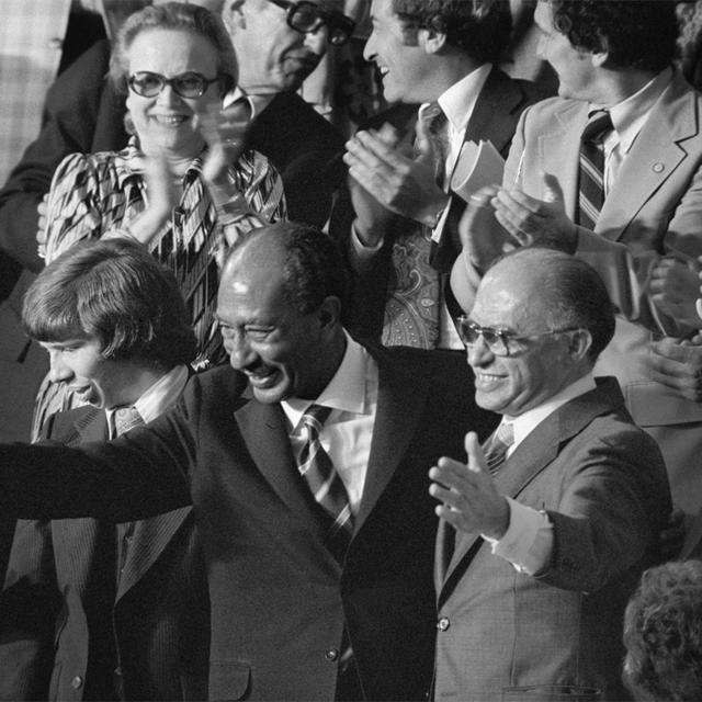 Anouar el-Sadate (à gauche) et Menahem Begin lors de l'annonce des résultats des accord de Camp David, le 18 septembre 1978. [Library of Congress - Warren K. Leffler]