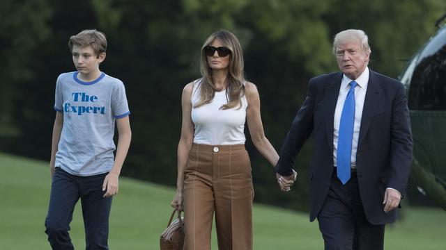 Barron, Melania et Donald Trump sur la pelouse de la Maison Blanche à Washington. [AP Photo/Keystone - Carolyn Kaster]