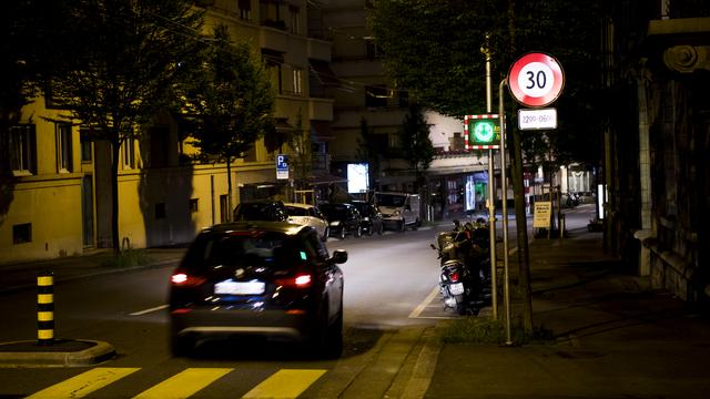 Lausanne teste des zones limitées à 30 km/h la nuit. [Keystone - Jean-Christophe Bott]