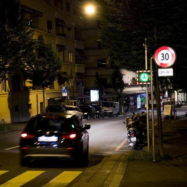 Lausanne teste des zones limitées à 30 km/h la nuit. [Keystone - Jean-Christophe Bott]