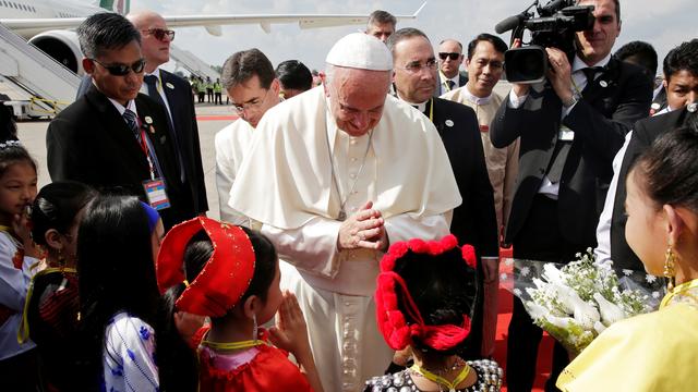 La pape François à son arrivée à l'aéroport de Yangon en Birmanie. [Reuters - Max Rossi]