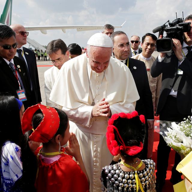 La pape François à son arrivée à l'aéroport de Yangon en Birmanie. [Reuters - Max Rossi]