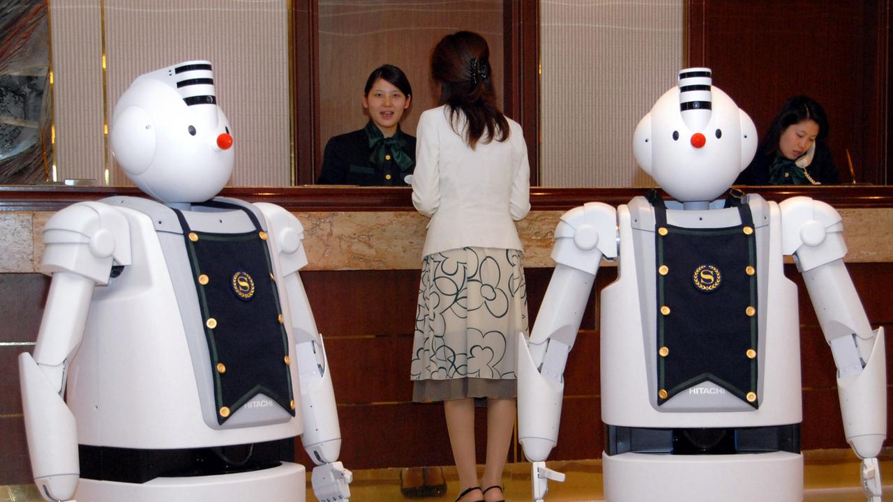 Les robots pourraient faire leur apparition dans les métiers de l'hôtellerie et la gastronomie (ici un hôtel au Japon). [AP/Keystone - Katsumi Kasahara]