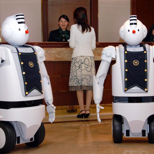 Les robots pourraient faire leur apparition dans les métiers de l'hôtellerie et la gastronomie (ici un hôtel au Japon). [AP/Keystone - Katsumi Kasahara]