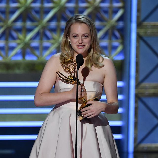 En septembre 2017, Elisabeth Moss a reçu l'Emmy Award de la meilleure actrice pour son rôle dans "La Servante écarlate". [AFP - Frederic J. Brown]