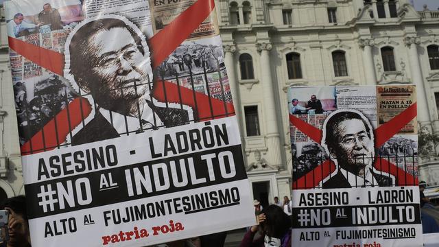 Malgré les fêtes de Noël plus de 5000 Péruviens ont manifesté contre la grâce présidentielle accordée à l'ancien président Alberto Fujimori [keystone - Martin Mejia]