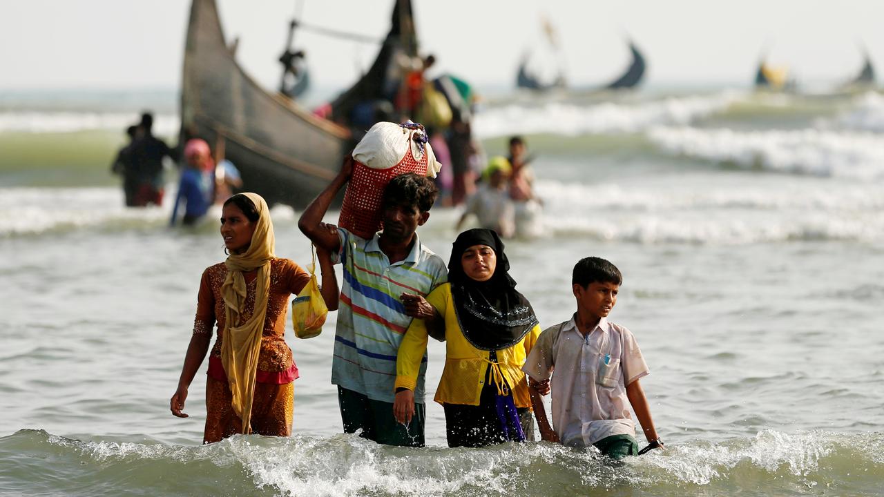 Des réfugiés rohingyas rejoignent le rivage à Teknaf, au Bangladesh, après avoir fui leur pays via la mer (5 septembre 2017). [Reuters - Mohammad Ponir Hossain]