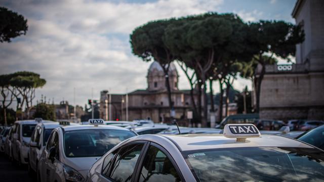 Des taxis lors d'une manifestation de protestation contre Uber à Rome en janvier 2016. [Citizenside/AFP - Stefano Ronchini]
