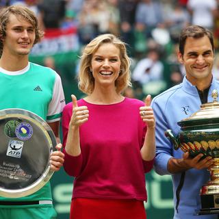 Roger Federer a reçu le 92e trophée de sa carrière des mains du mannequin Eva Herzigova (au centre). [Tyler Larkin]