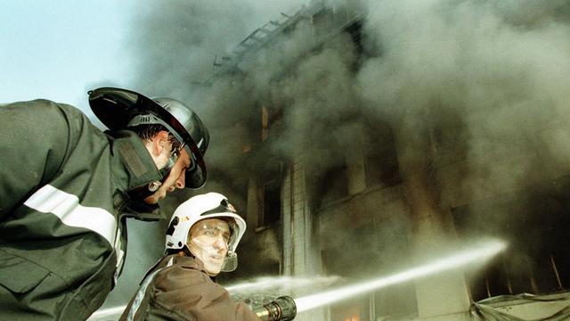 Des pompiers luttent contre un incendie dans le quartier de la Jonction a Genève en novembre 1997. [Keystone - Patrick Aviolat]