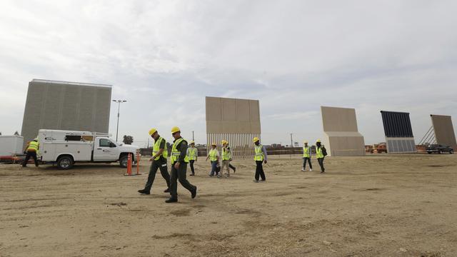 Les prototypes du mur qui devrait séparer les Etats-Unis et le Mexique sont testés près de San Diego le 19 octobre 2017. [Keystone - AP Photo/Gregory Bull]