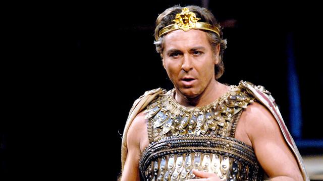 Roberto Alagna sur la scène de la Scala de Milan dans le rôle de Radames ("Aïda" de Verdi) le 10 décembre 2006. [AFP - Marco Brescia]