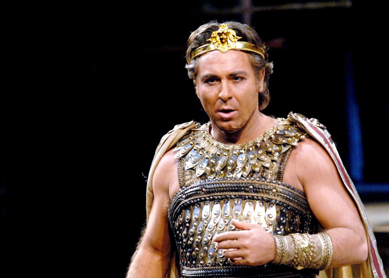 Roberto Alagna sur la scène de la Scala de Milan dans le rôle de Radames ("Aïda" de Verdi) le 10 décembre 2006. [AFP - Marco Brescia]