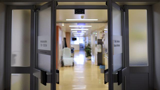 La Suisse compte actuellement quinze registres cantonaux et régionaux des tumeurs, en plus d'un registre suisse du cancer de l'enfant. [Keystone - HELMUT FOHRINGER]