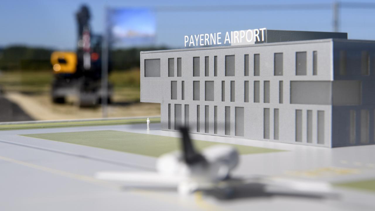 Le premier coup de pioche du futur Aéropôle de Payerne a été donné officiellement lundi 21.08.2017. [Keystone - Laurent Gilliéron]