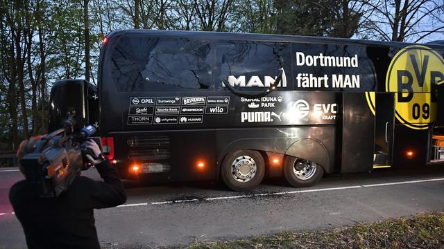 Aperçu du bus du club de Dortmund après l'explosion. [ap/keystone - Martin Meissner]