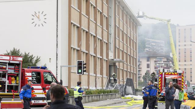 Des pompiers en action pour éteindre l'incendie qui s'est déclaré au collège des Crosets, à Vevey (VD). [KEYSTONE - Cyril Zingaro]