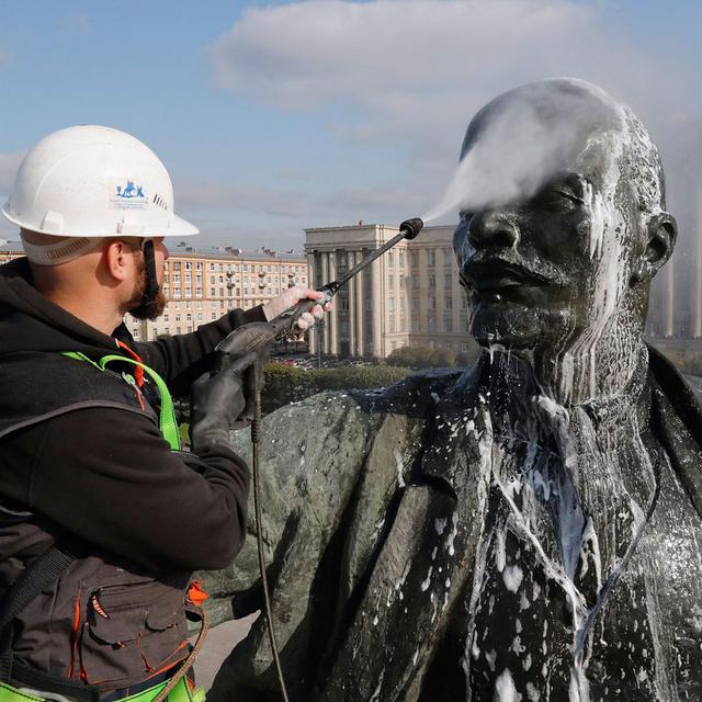 Une employé municipal nettoie une statue de Lénine en vue du 100e anniversaire de la Révolution de 1917.
EPA/ANATOLY MALTSEV
Keystone [EPA/ANATOLY MALTSEV]